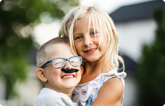 웃는 소년, 소녀