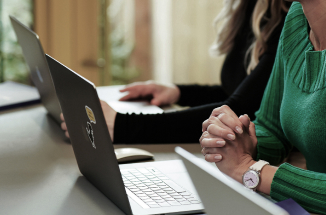 회사에서의 예시이미지